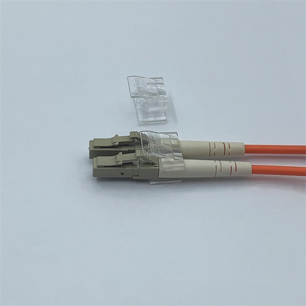 How to cold-connect two connectors to an optical fiber 